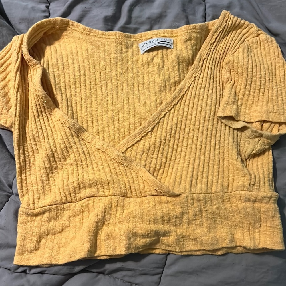 urban outfitters yellow crop top